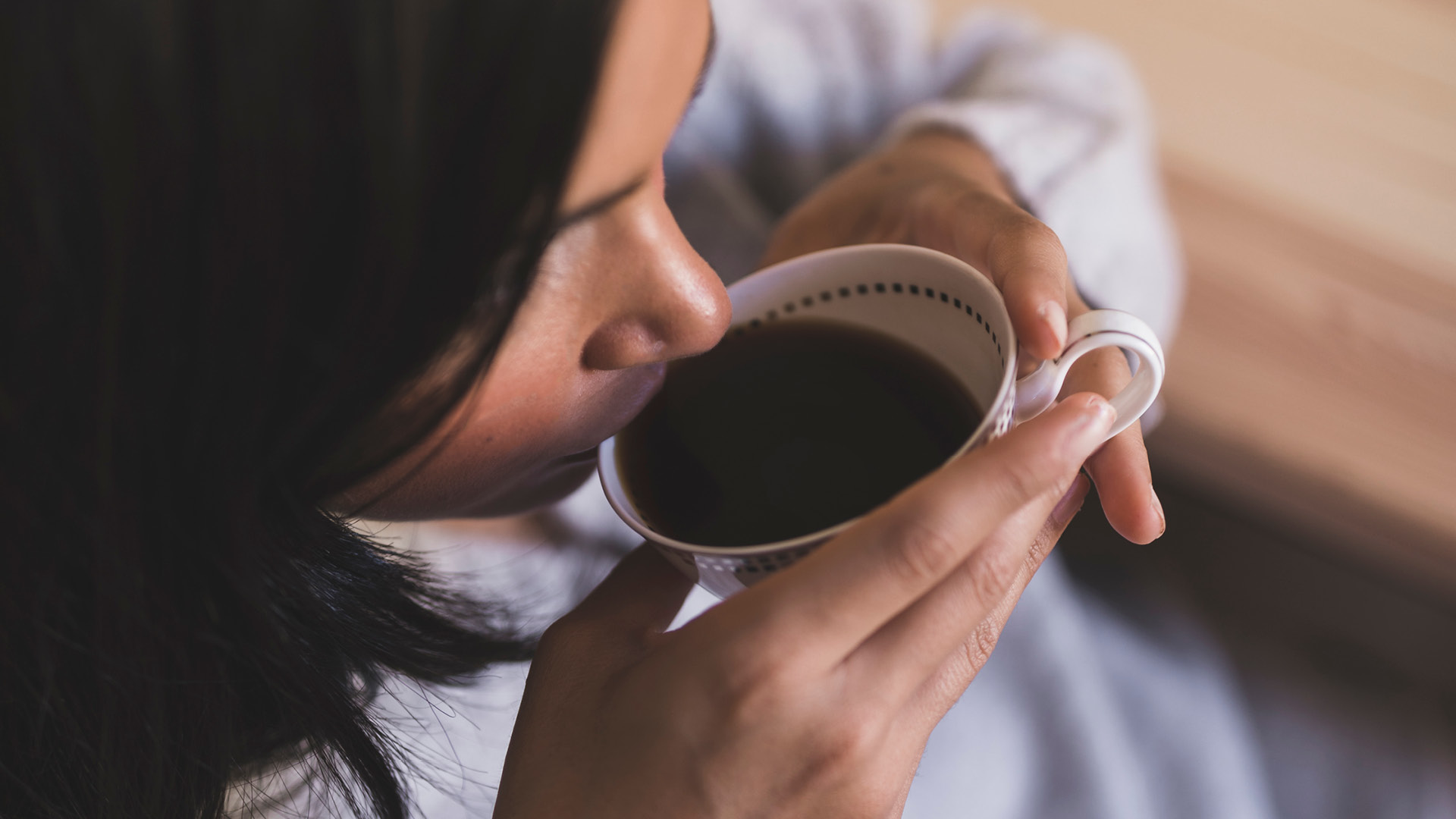 La cafeína es la sustancia característica del café, lo que lo convierte en la bebida por excelencia de la mañana en Italia y en muchos otros países.