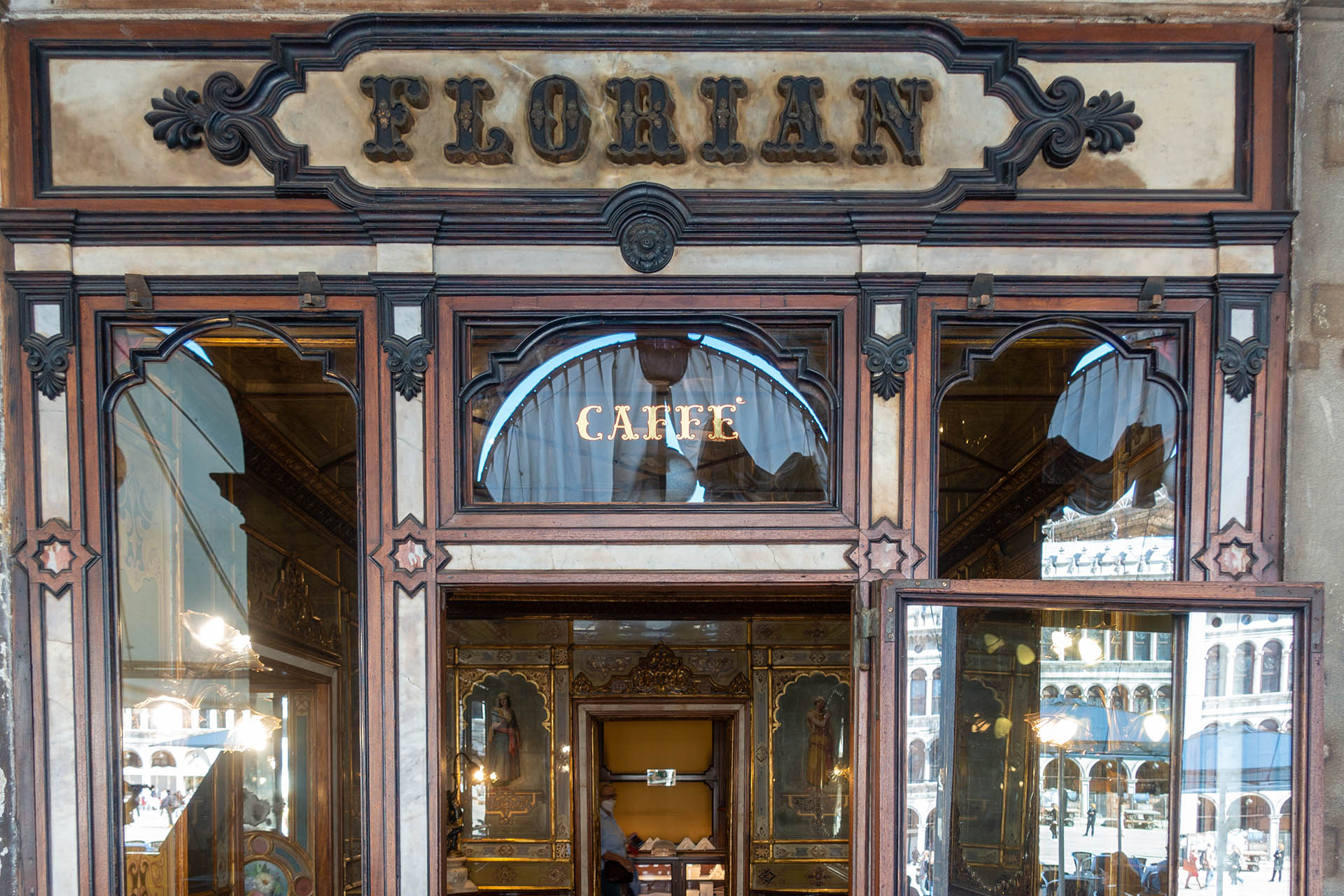 L'entrata del Caffè Florian a Venezia, che dopo oltre 300 anni continua a servire uno dei caffè più evocativi d'Italia.