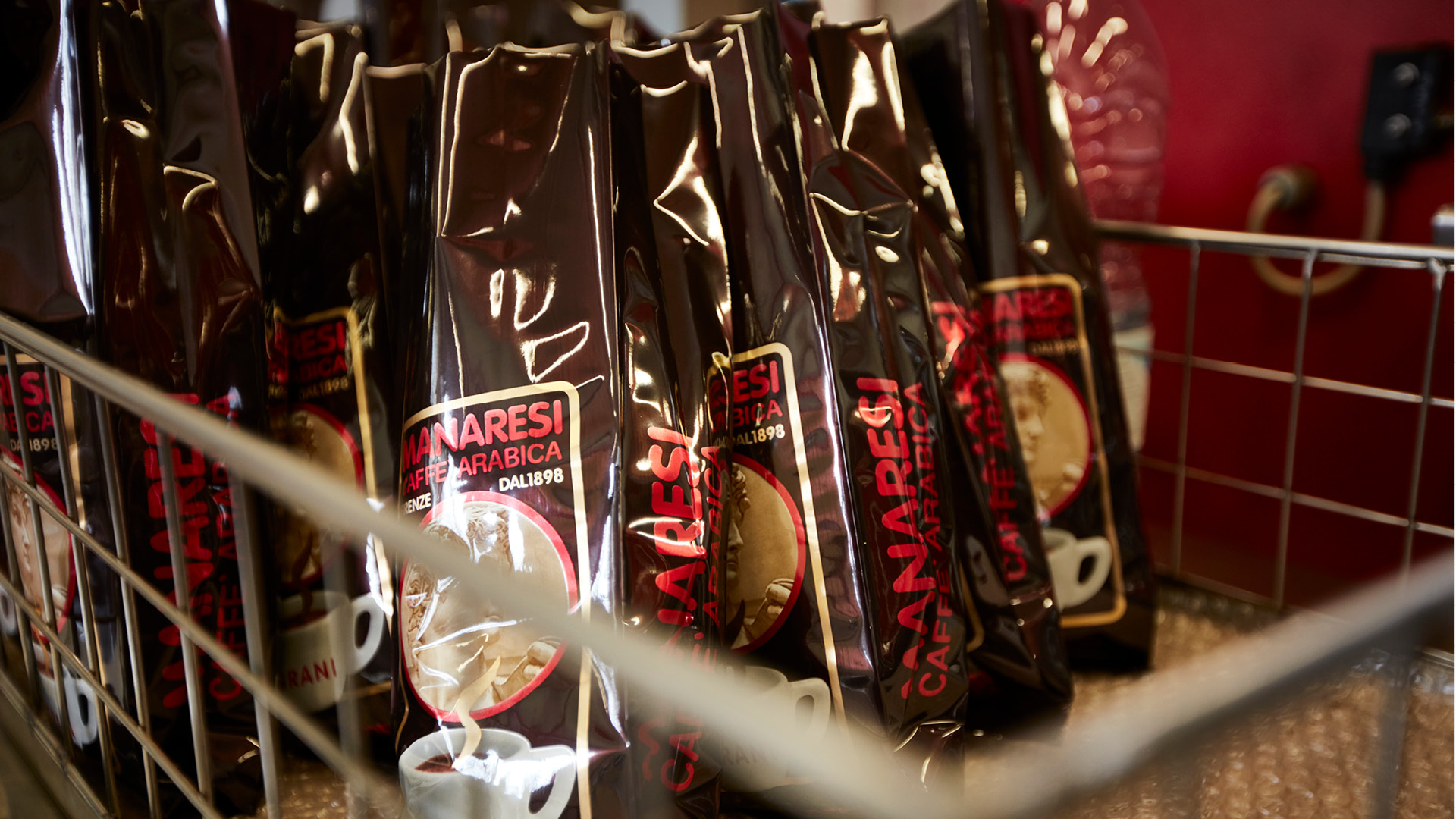 Il nostro caffè in grani è ancora confezionato manualmente come una volta